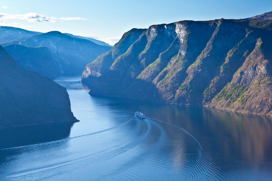 Entdecke-die-norwegische-Küste-auf-Seereisen-mit-Hurtigruten-und-Nordic